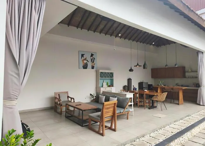 Modern Tropical 2br In Seminyak Kuta With Pool & Garden 4* レギャン