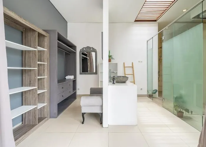ベッド・アンド・ブレックファスト Modern Tropical 2br In Seminyak Kuta With Pool & Garden レギャン