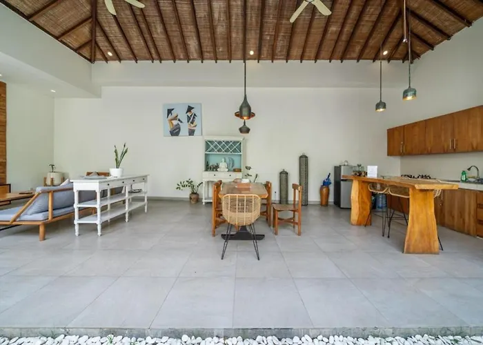 Modern Tropical 2br In Seminyak Kuta With Pool & Garden ベッド・アンド・ブレックファスト