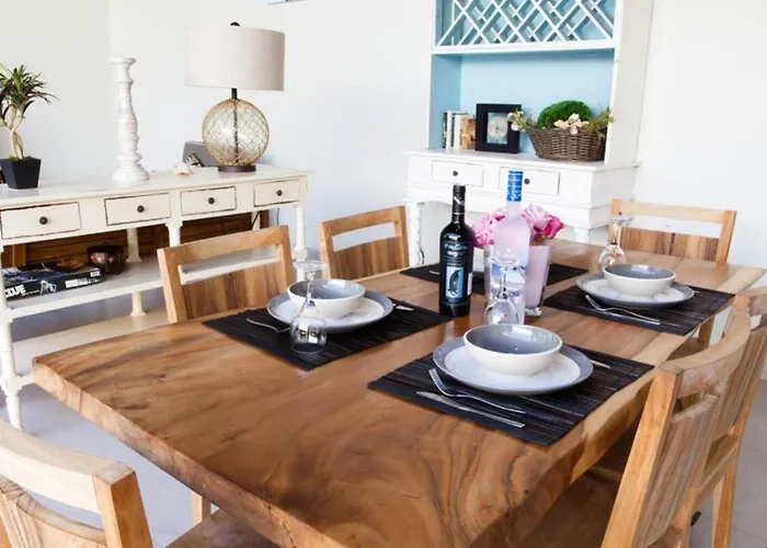 Modern Tropical 2br In Seminyak Kuta With Pool & Garden 4* レギャン