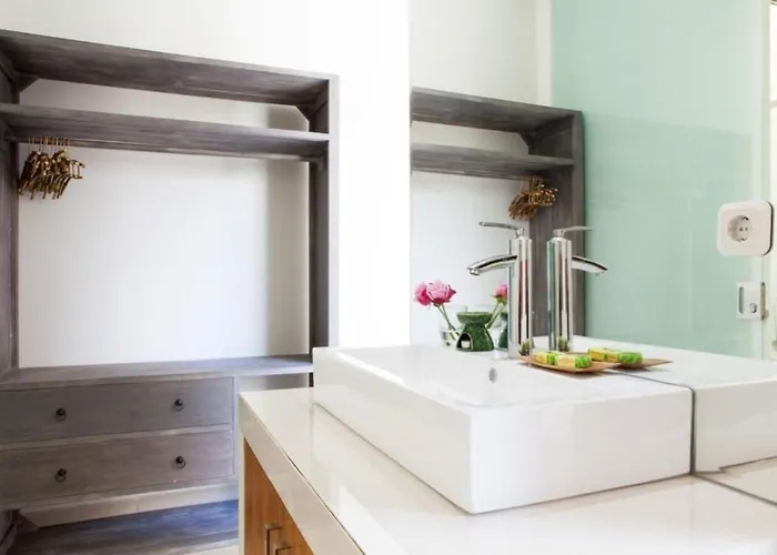 Modern Tropical 2br In Seminyak Kuta With Pool & Garden