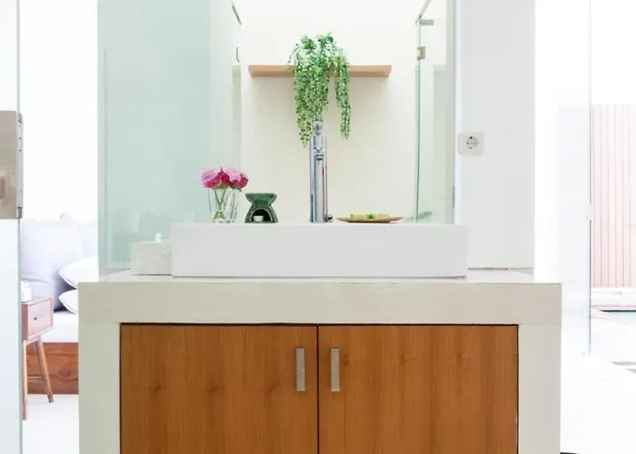 Modern Tropical 2br In Seminyak Kuta With Pool & Garden 4*